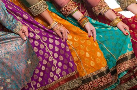 vestimenta de india|Vestimenta de India: trajes más típicos de la India para。